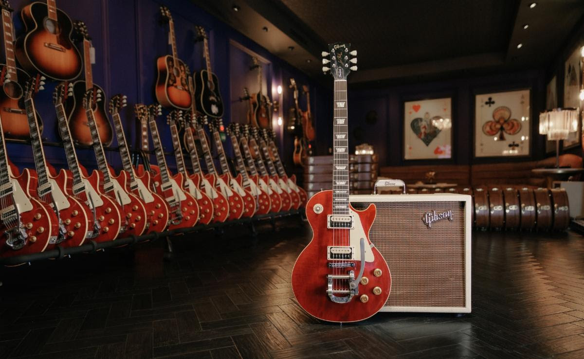 Gibson Partners with Johnny Marr to Create 20 Gibson ’84 Les Paul Standard Guitars with Bigsby, Hand-signed by Johnny Marr 15 3b96c6ce b18e 4047 966d 8436f8ff7483 1