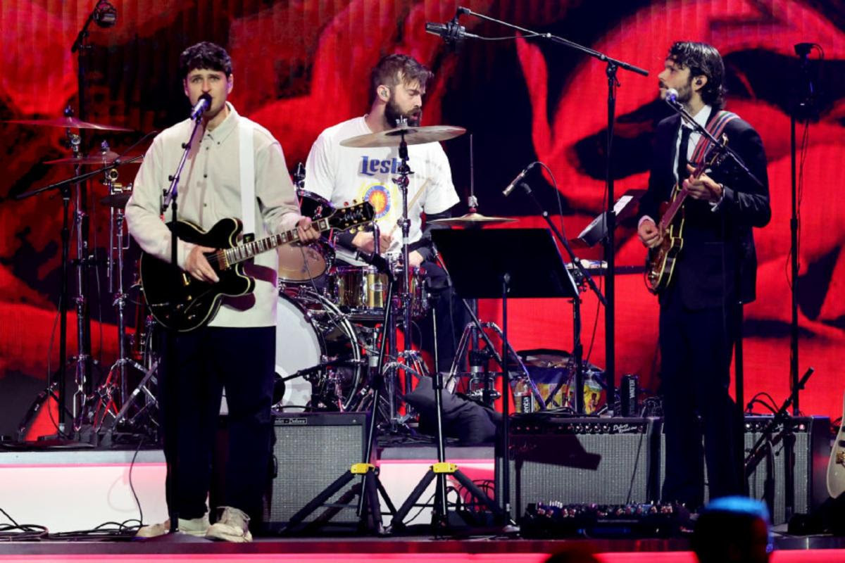 Gibson Artists Make an Impact on the Global Stage with Electrifying Performances at the GRAMMY® Awards, MusiCares “Persons of the Year,” and FIREAID 32 3c3acd31 c5cc 4cb6 b67a 3f816d20c451 1