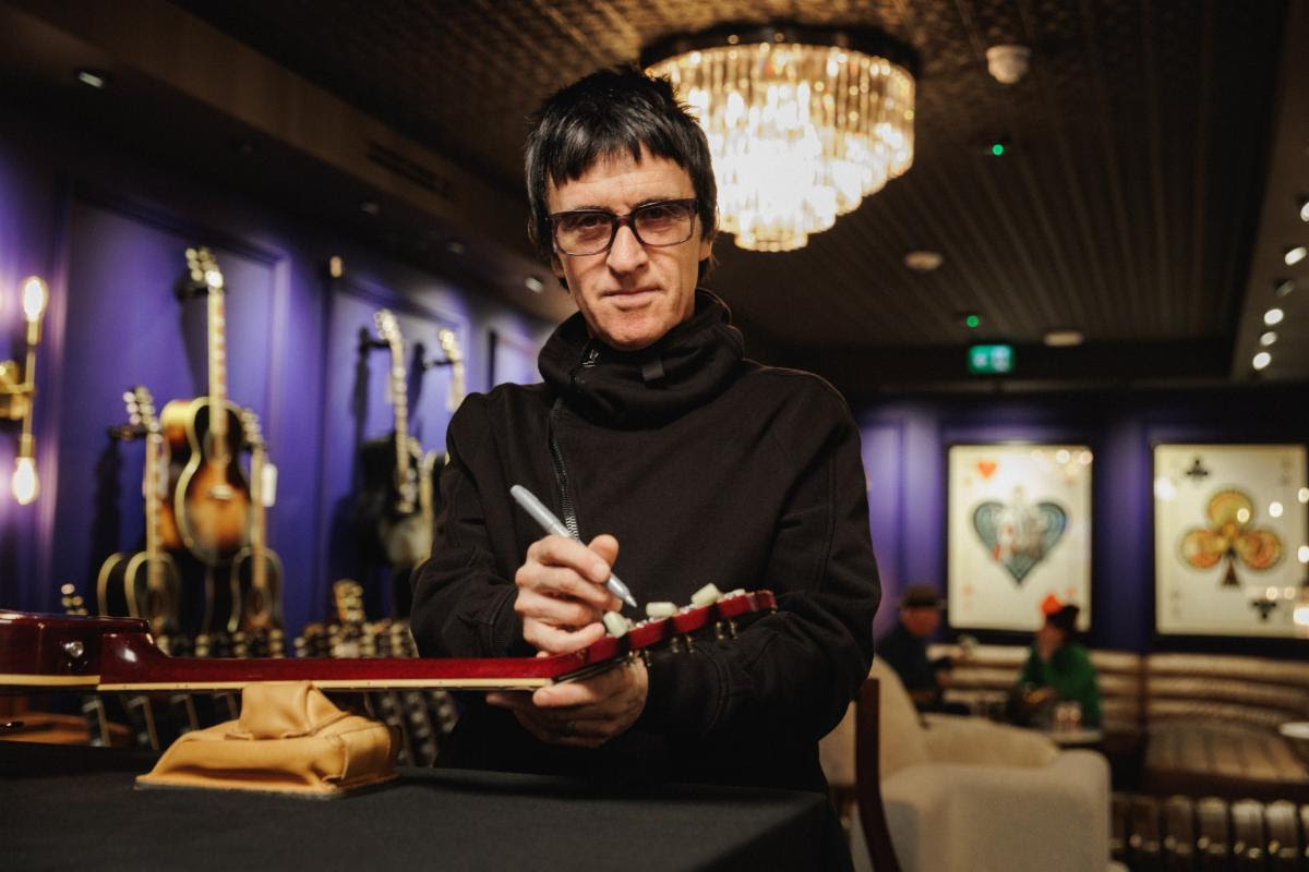 Gibson Partners with Johnny Marr to Create 20 Gibson ’84 Les Paul Standard Guitars with Bigsby, Hand-signed by Johnny Marr 14 89367d0c 8e99 4a29 9c93 56fdcf901ad2 1
