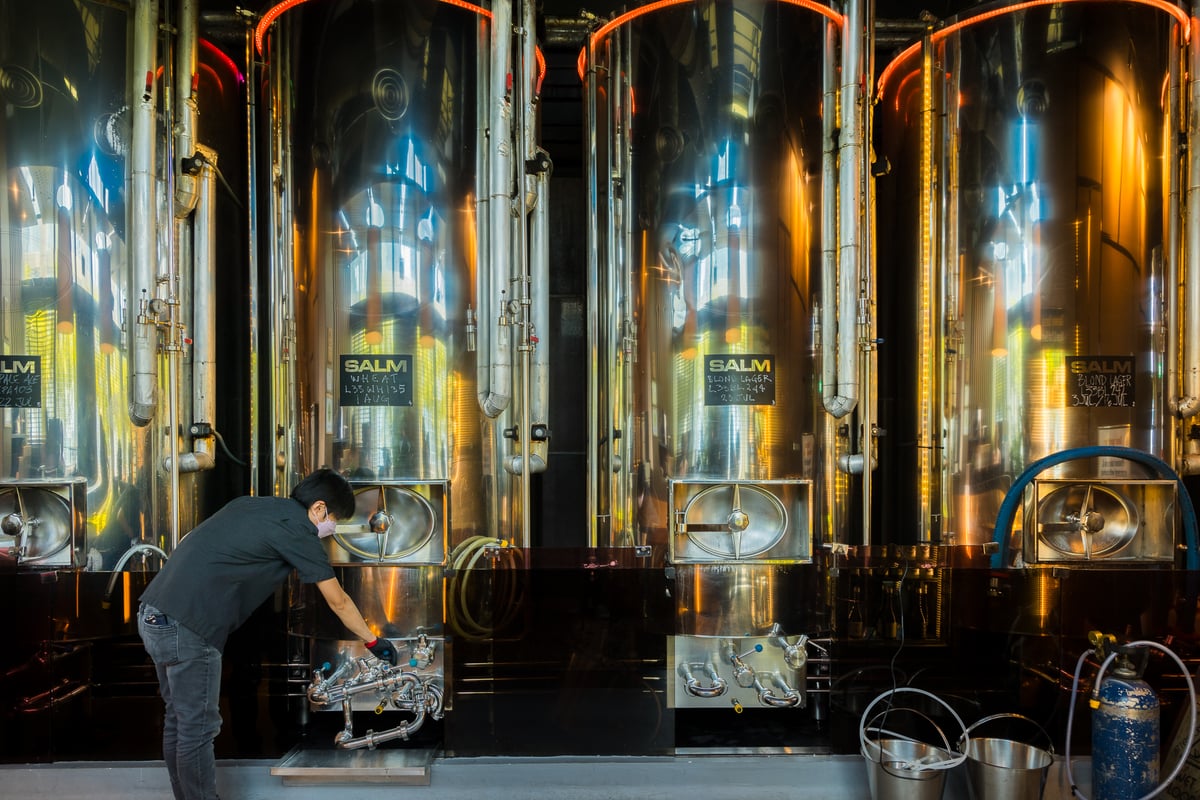 Singapore's LeVeL33 Recognized by Guinness World Records as World's Highest Microbrewery in a Building 8 apostHLPA 235