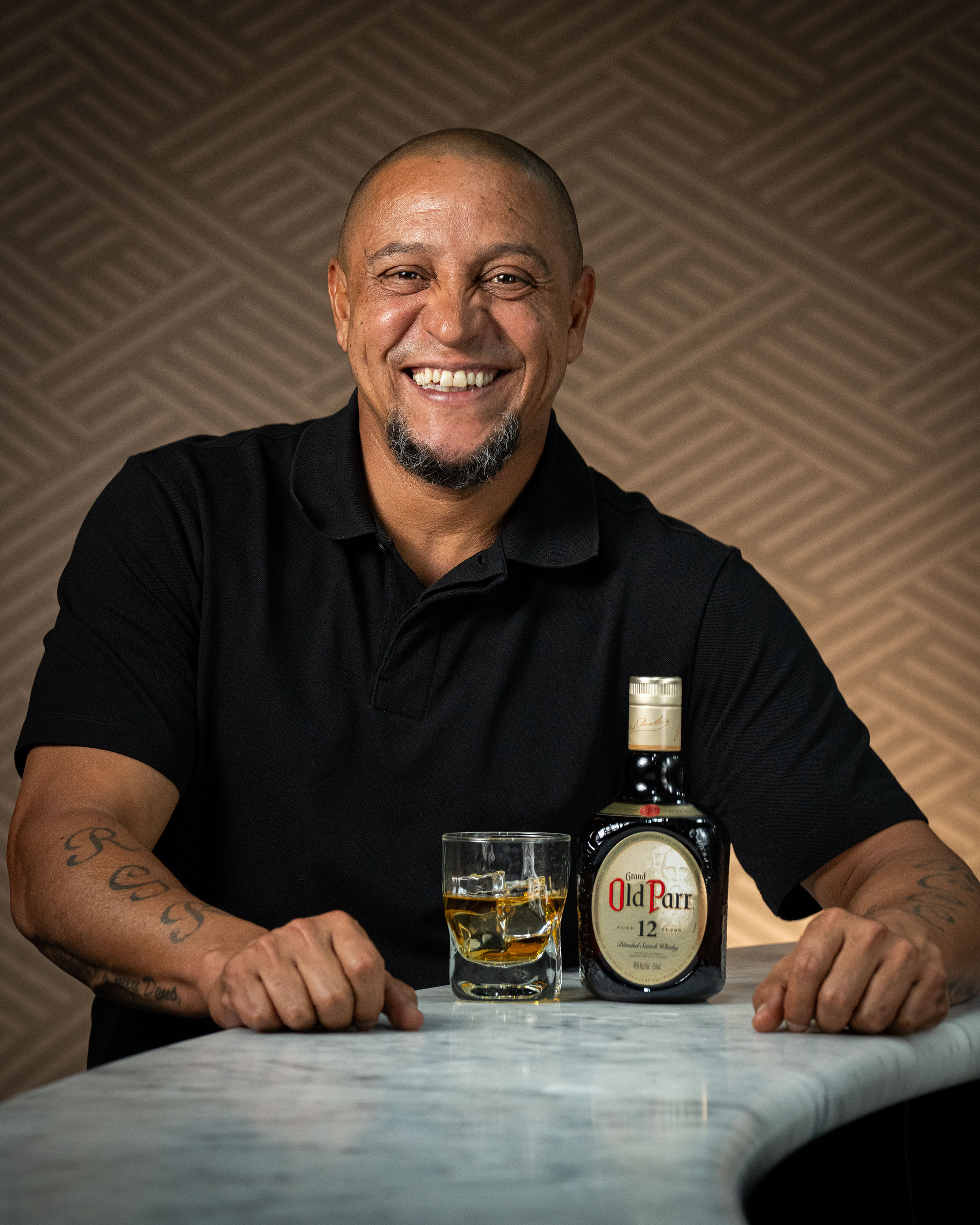 OLD PARR SCOTCH WHISKY AND BRAZILIAN FÚTBOL LEGEND ROBERTO CARLOS ARE OFFERING FANS A CHANCE TO WIN A TRIP TO MIAMI FOR THE BIGGEST FÚTBOL EVENT OF THE SUMMER 8 apostMBB 1633