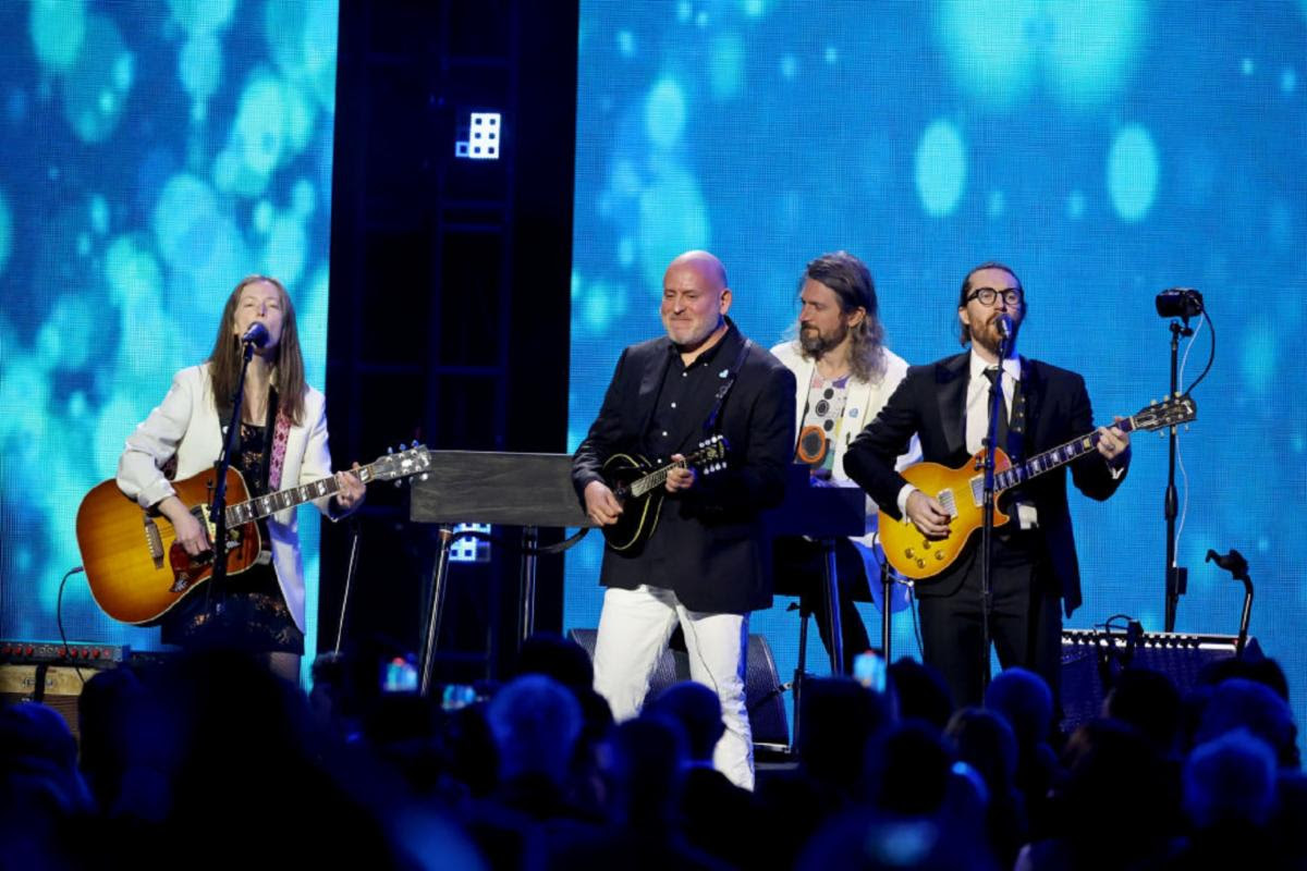Gibson Artists Make an Impact on the Global Stage with Electrifying Performances at the GRAMMY® Awards, MusiCares “Persons of the Year,” and FIREAID 35 fbcdd1bc fdc1 439f b9c9 4e78f4b68b7d 1