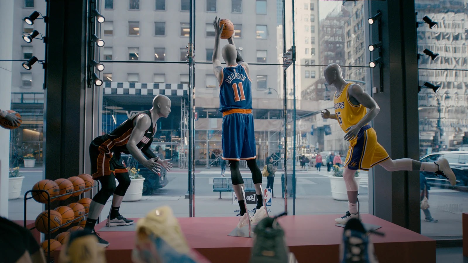 Michelob ULTRA Transforms NBA Storefront Mannequins Into Social Athletes Michelob ULTRA Transforms NBA Storefront Mannequins Into Social Athletes