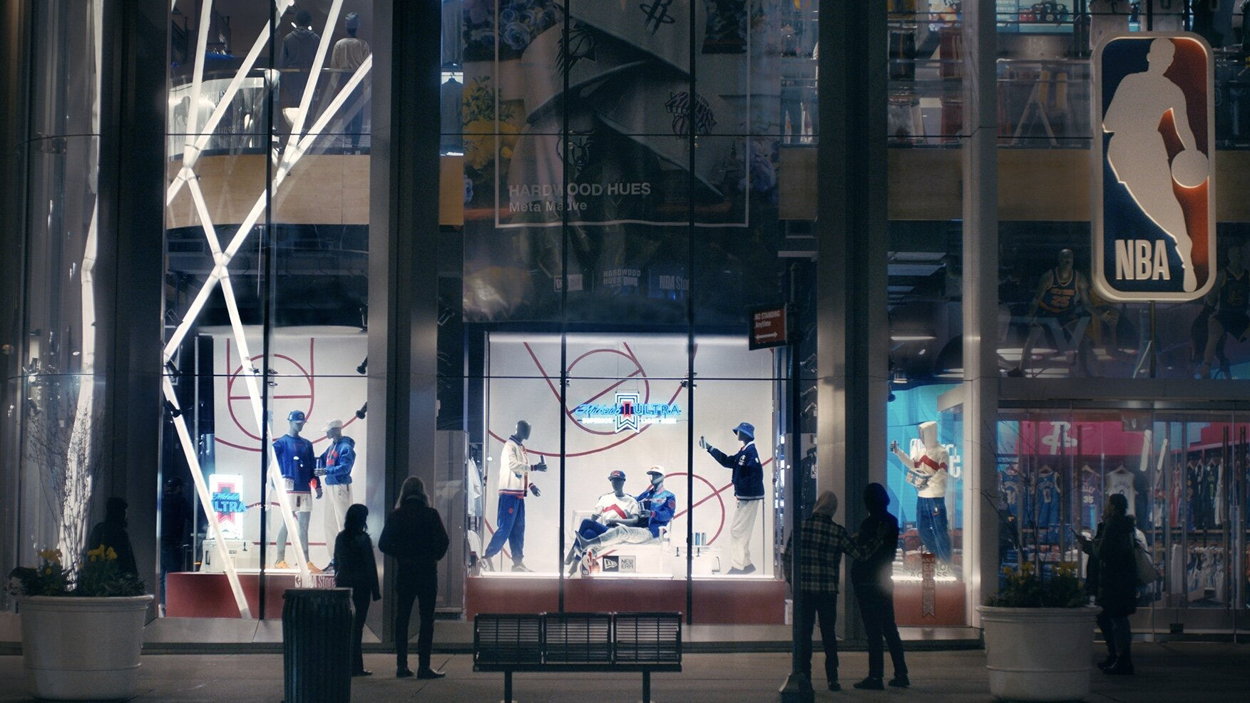 Michelob ULTRA Transforms NBA Storefront Mannequins Into Social Athletes Michelob ULTRA Transforms NBA Storefront Mannequins Into Social Athletes