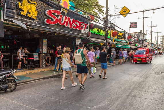 Bangkok Beyond the Tourist Bars: Hidden Breweries and Neighborhood Beer Spots Worth Finding 20 Bangkok nightlife street with busy bars, local beer spots, and tourists exploring the city’s neighborhood drinking scene.
